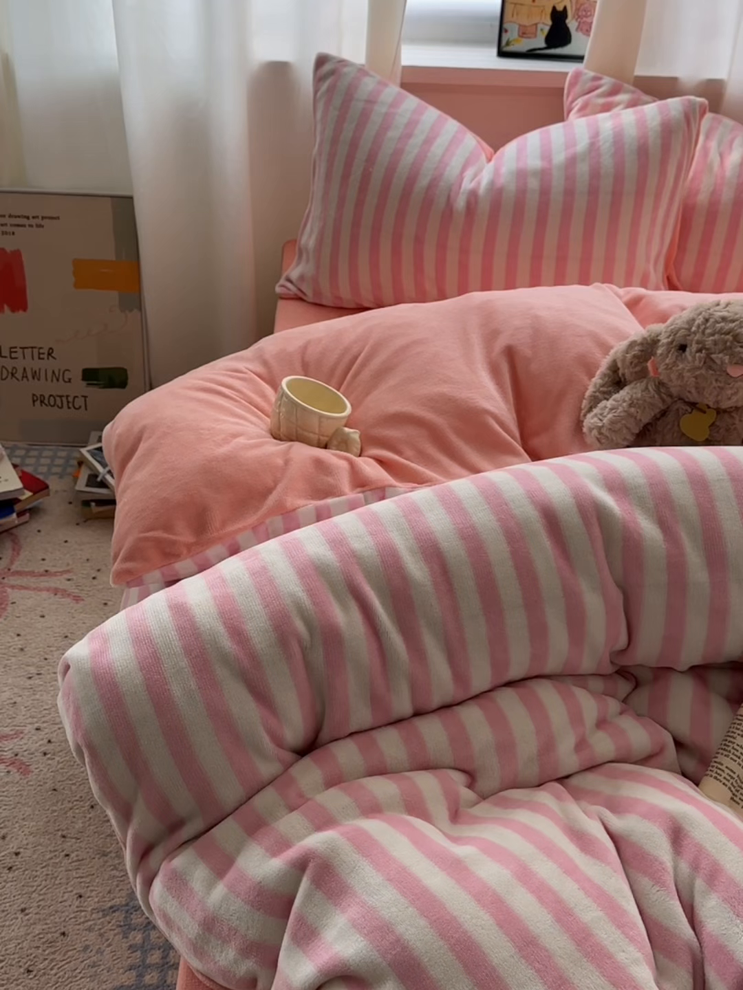 91家纺网 家纺一手货源 找家纺 繁花家居 2025新款条纹系列牛奶绒四件套 蜜豆粉条