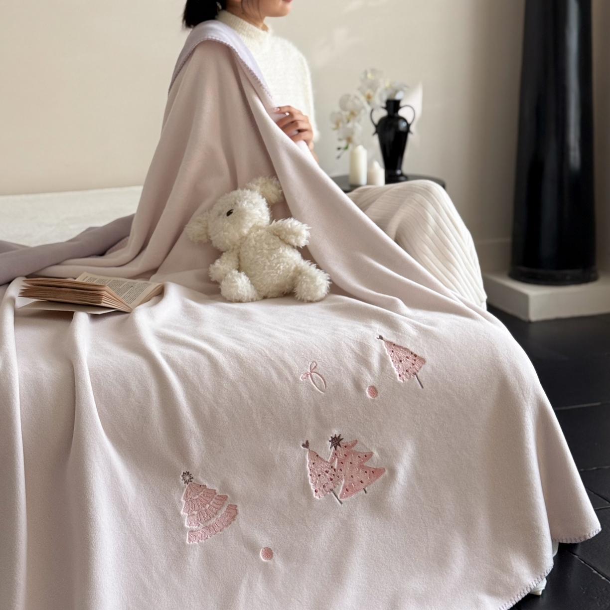 91家纺网 家纺一手货源 找家纺 云栖家居 2025新品双层加厚高克重消光沙发毯仿羊绒纯色刺绣盖毛毯毯子 圣诞小树-粉