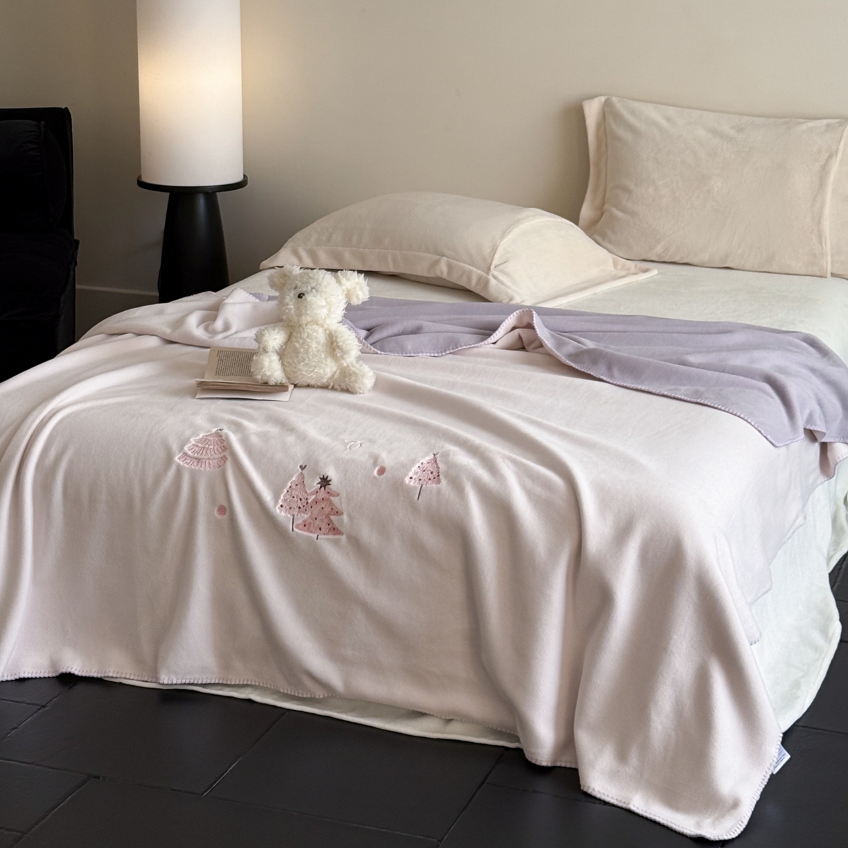 91家纺网 家纺一手货源 找家纺 云栖家居 2025新品双层加厚高克重消光沙发毯仿羊绒纯色刺绣盖毛毯毯子 圣诞小树-粉