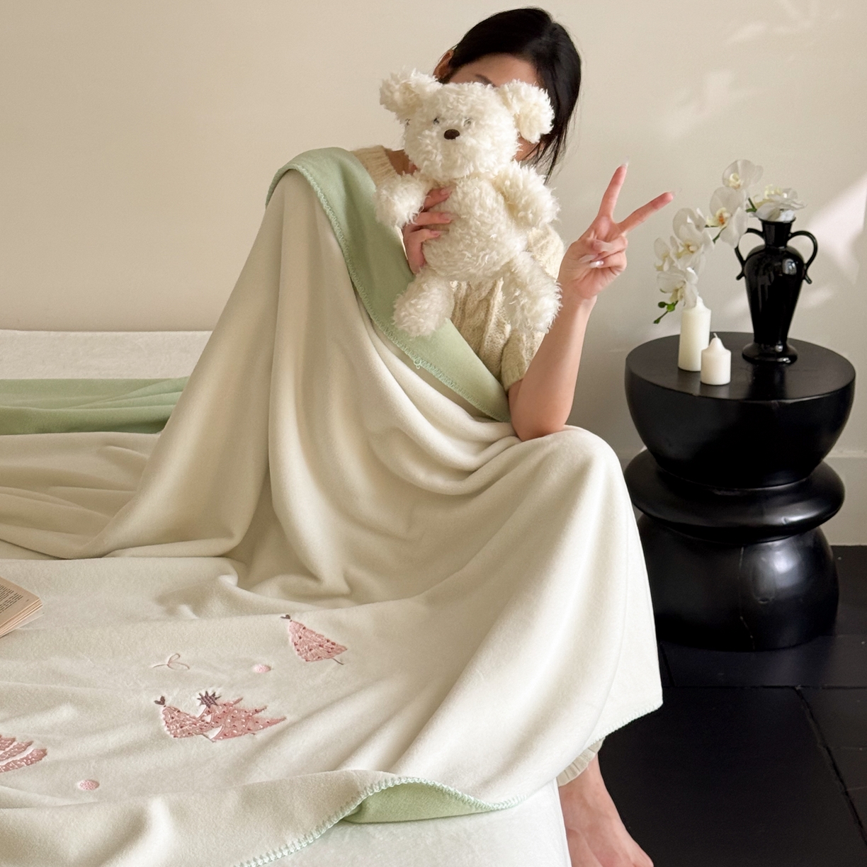 91家纺网 家纺一手货源 找家纺 云栖家居 2025新品双层加厚高克重消光沙发毯仿羊绒纯色刺绣盖毛毯毯子 圣诞小树-绿