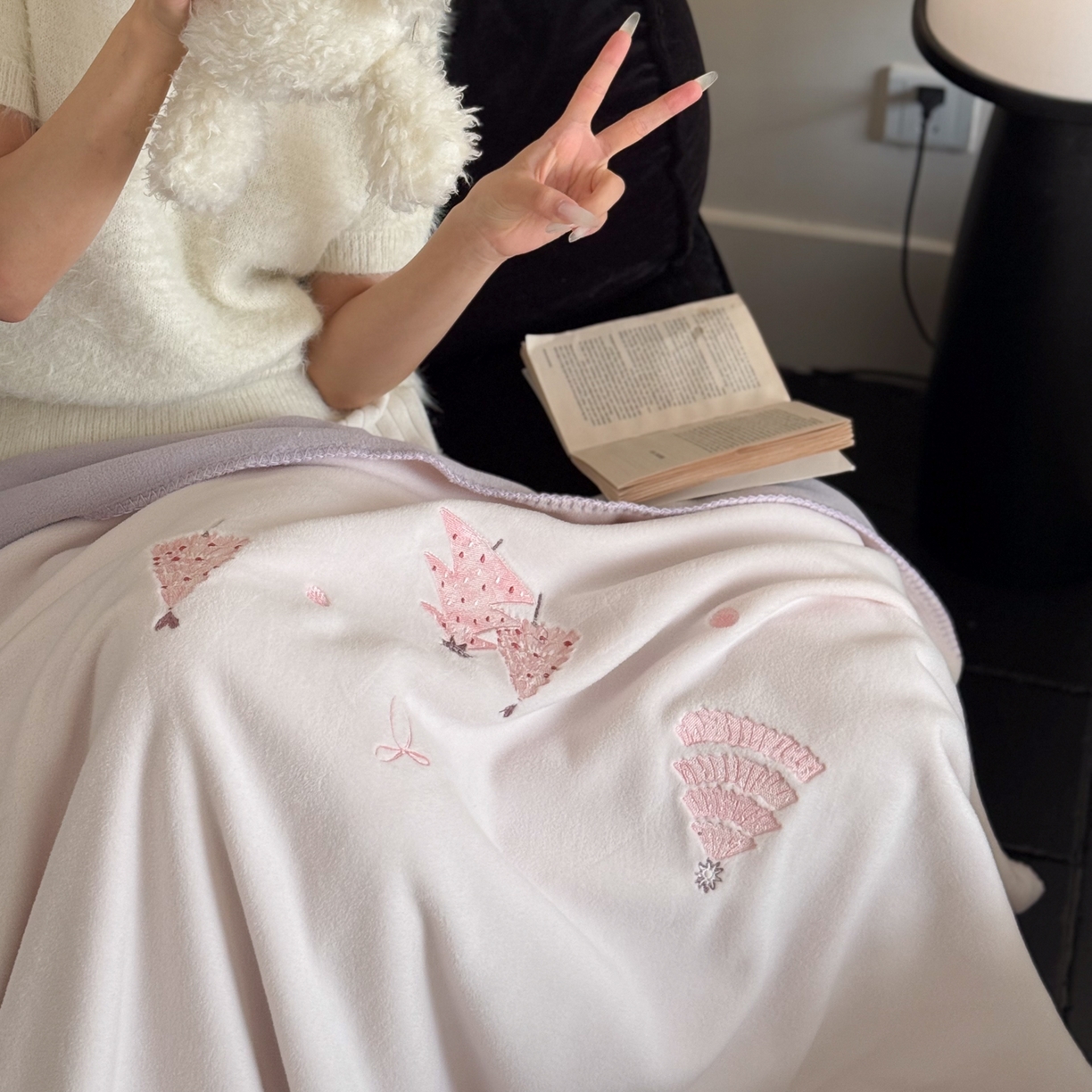 91家纺网 家纺一手货源 找家纺 云栖家居 2025新品双层加厚高克重消光沙发毯仿羊绒纯色刺绣盖毛毯毯子 圣诞小树-粉