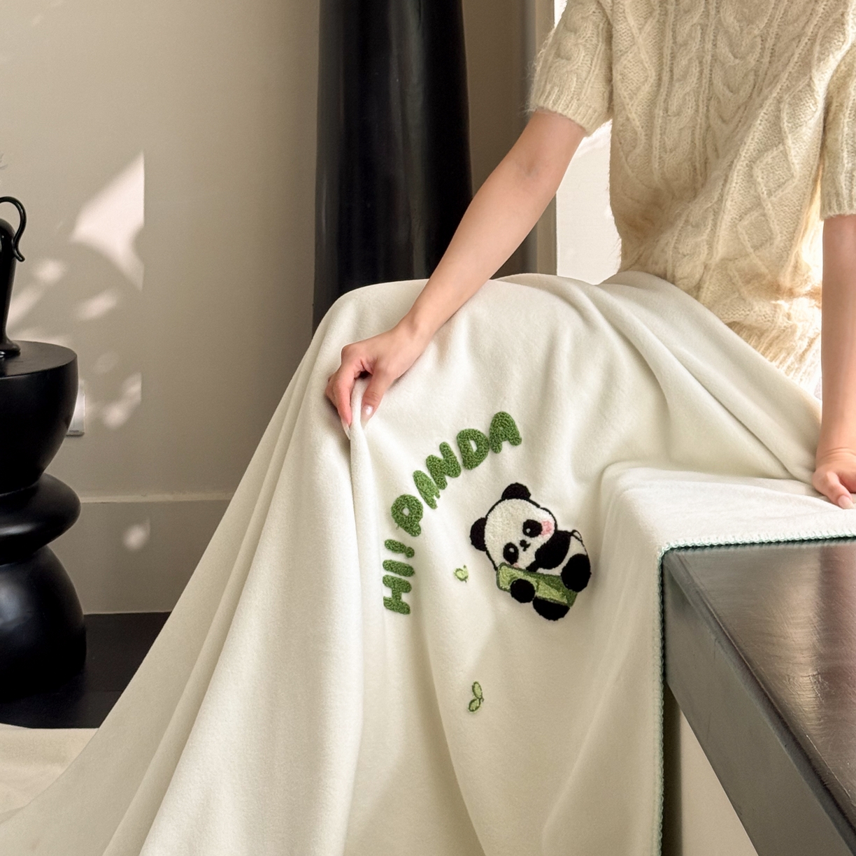 91家纺网 家纺一手货源 找家纺 云栖家居 2025新品双层加厚高克重消光沙发毯仿羊绒纯色刺绣盖毛毯毯子 小熊猫-绿