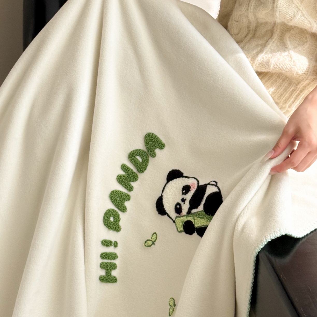 91家纺网 家纺一手货源 找家纺 云栖家居 2025新品双层加厚高克重消光沙发毯仿羊绒纯色刺绣盖毛毯毯子 小熊猫-绿