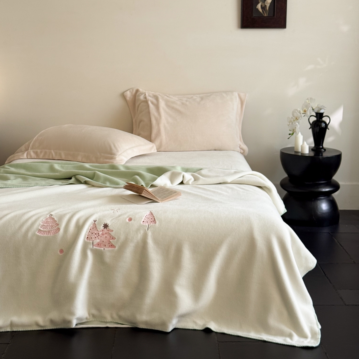 云栖家居 2025新品双层加厚高克重消光沙发毯仿羊绒纯色刺绣盖毛毯毯子 圣诞小树-绿