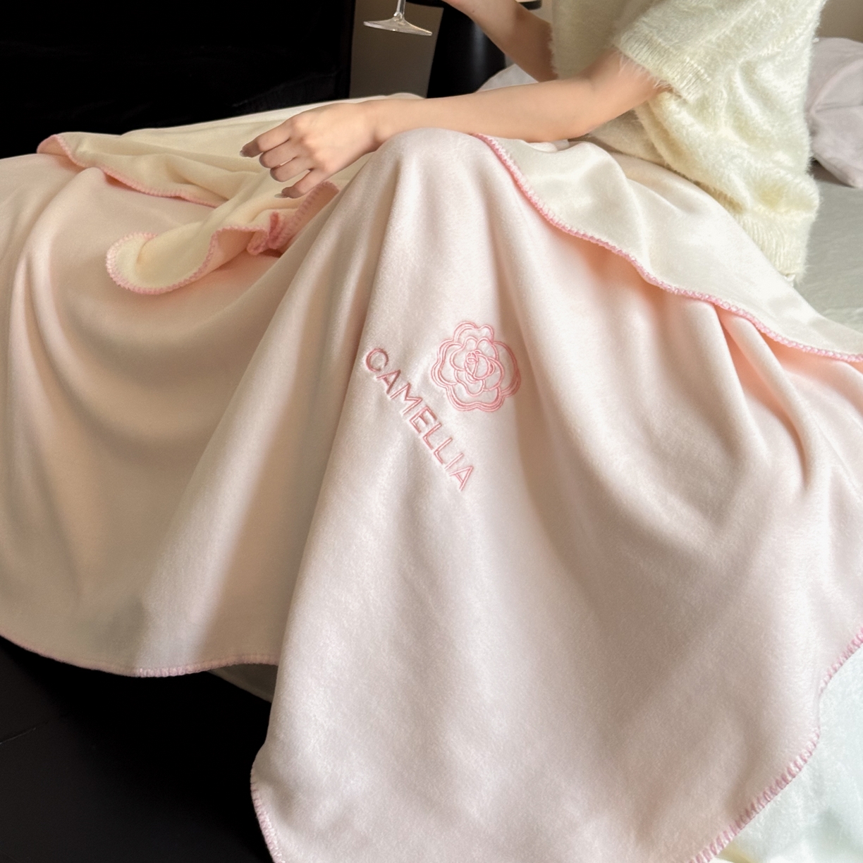 91家纺网 家纺一手货源 找家纺 云栖家居 2025新品双层加厚高克重消光沙发毯仿羊绒纯色刺绣盖毛毯毯子 山茶-粉