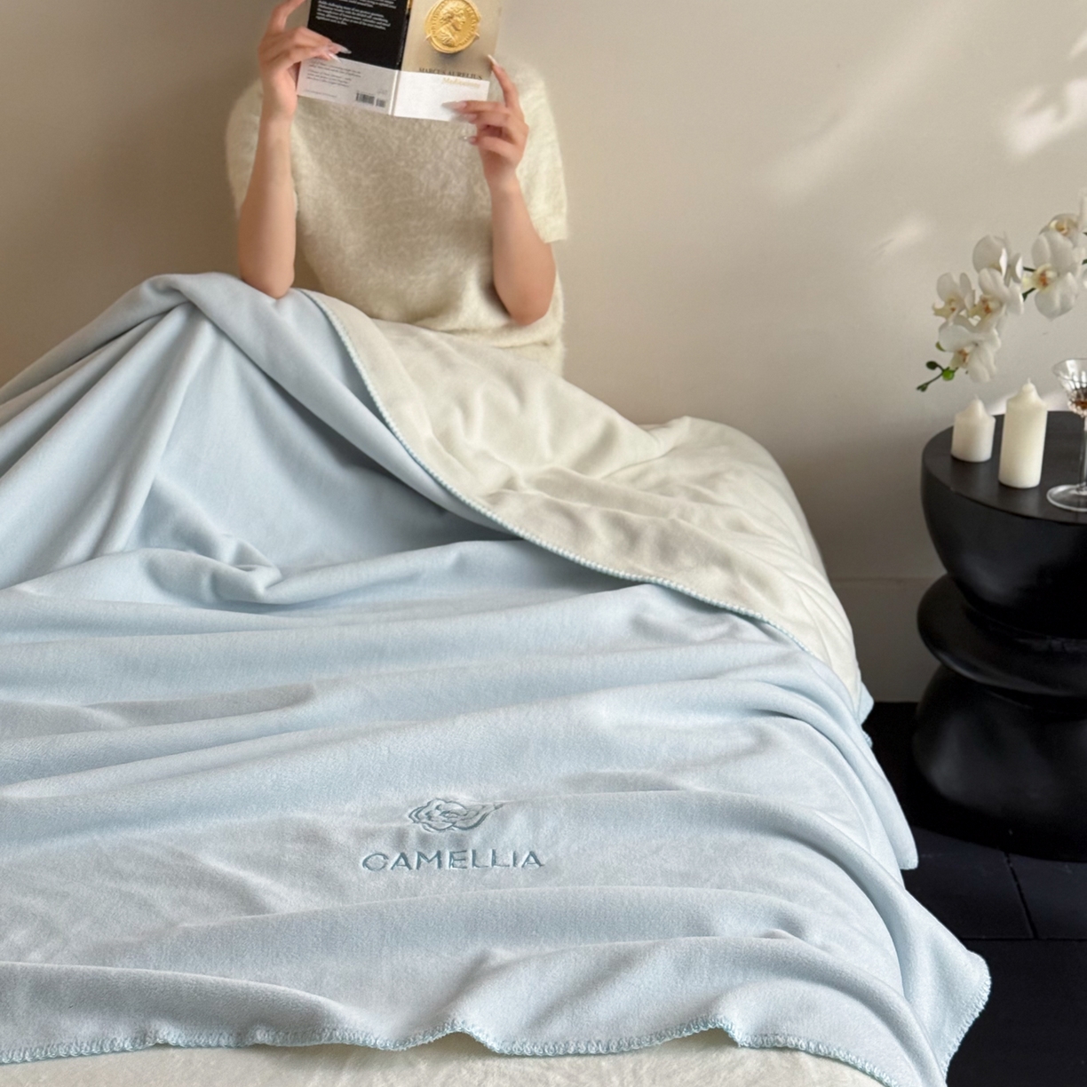 91家纺网 家纺一手货源 找家纺 云栖家居 2025新品双层加厚高克重消光沙发毯仿羊绒纯色刺绣盖毛毯毯子 山茶-蓝