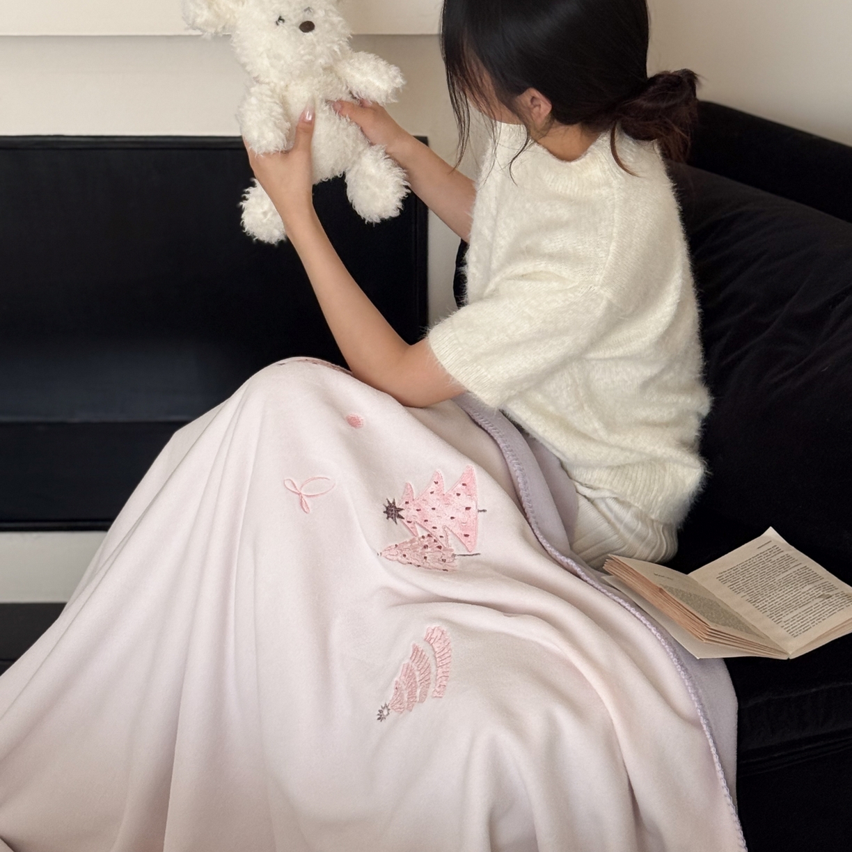 91家纺网 家纺一手货源 找家纺 云栖家居 2025新品双层加厚高克重消光沙发毯仿羊绒纯色刺绣盖毛毯毯子 圣诞小树-粉