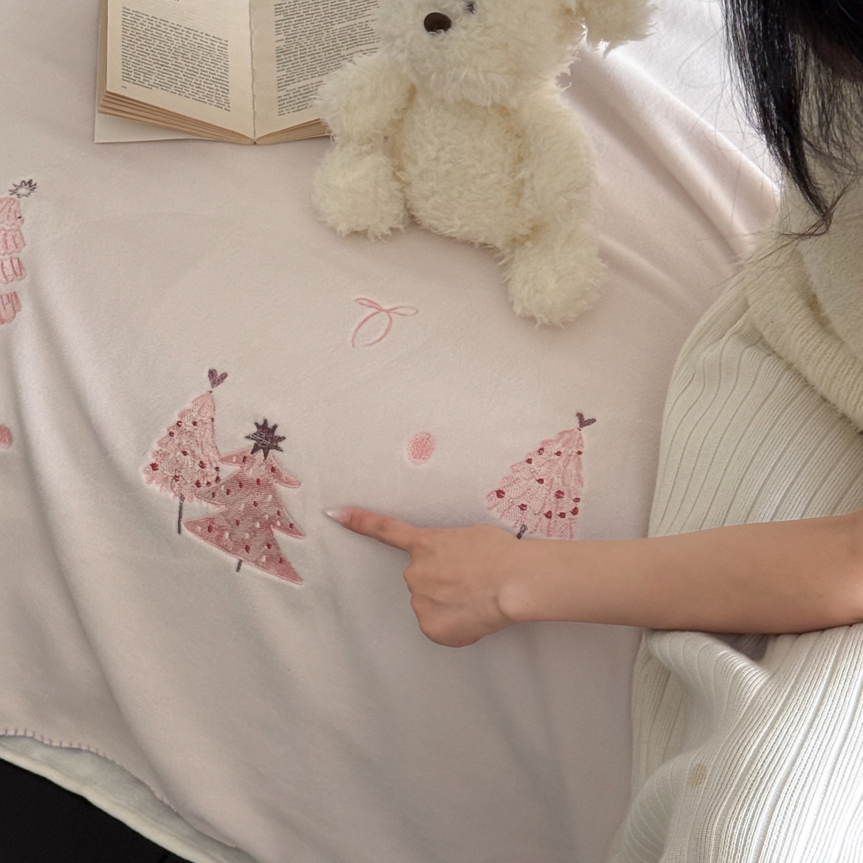 91家纺网 家纺一手货源 找家纺 云栖家居 2025新品双层加厚高克重消光沙发毯仿羊绒纯色刺绣盖毛毯毯子 圣诞小树-粉