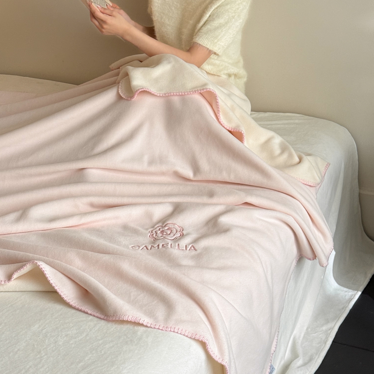 云栖家居 2025新品双层加厚高克重消光沙发毯仿羊绒纯色刺绣盖毛毯毯子 山茶-粉