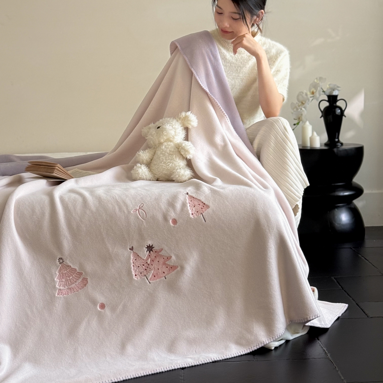 91家纺网 家纺一手货源 找家纺 云栖家居 2025新品双层加厚高克重消光沙发毯仿羊绒纯色刺绣盖毛毯毯子 圣诞小树-粉