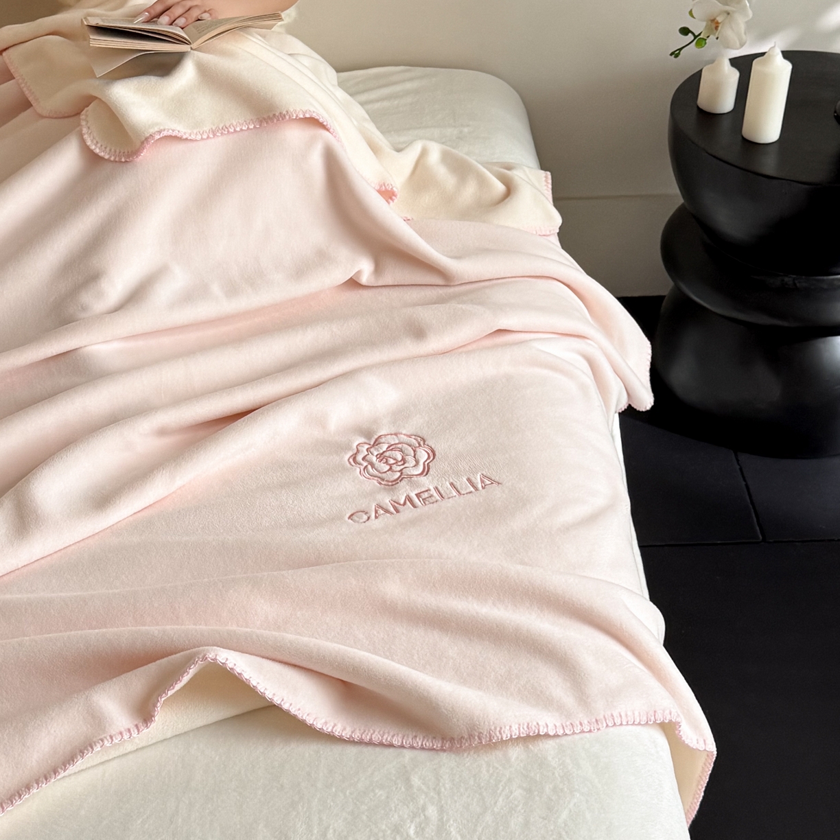 91家纺网 家纺一手货源 找家纺 云栖家居 2025新品双层加厚高克重消光沙发毯仿羊绒纯色刺绣盖毛毯毯子 山茶-粉