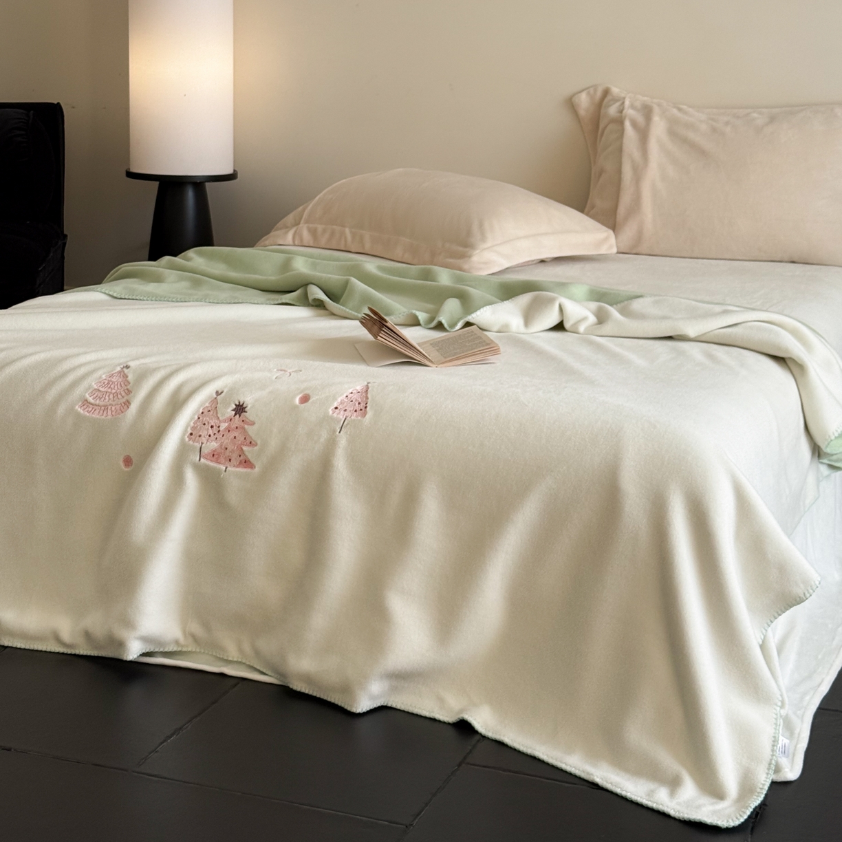 91家纺网 家纺一手货源 找家纺 云栖家居 2025新品双层加厚高克重消光沙发毯仿羊绒纯色刺绣盖毛毯毯子 圣诞小树-绿