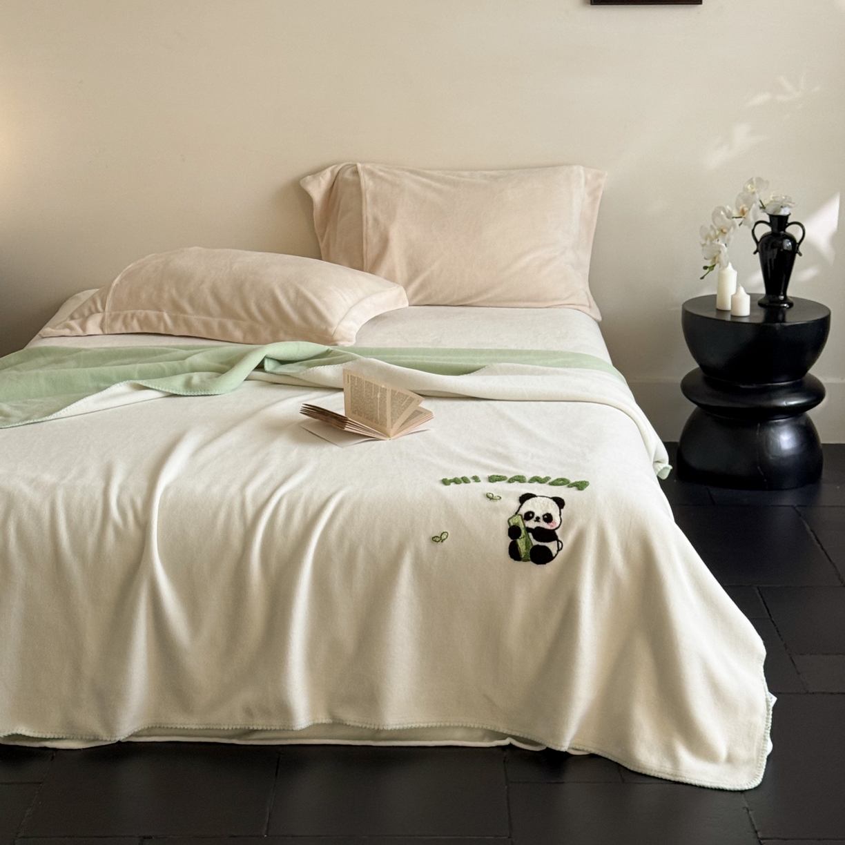 91家纺网 家纺一手货源 找家纺 云栖家居 2025新品双层加厚高克重消光沙发毯仿羊绒纯色刺绣盖毛毯毯子 小熊猫-绿