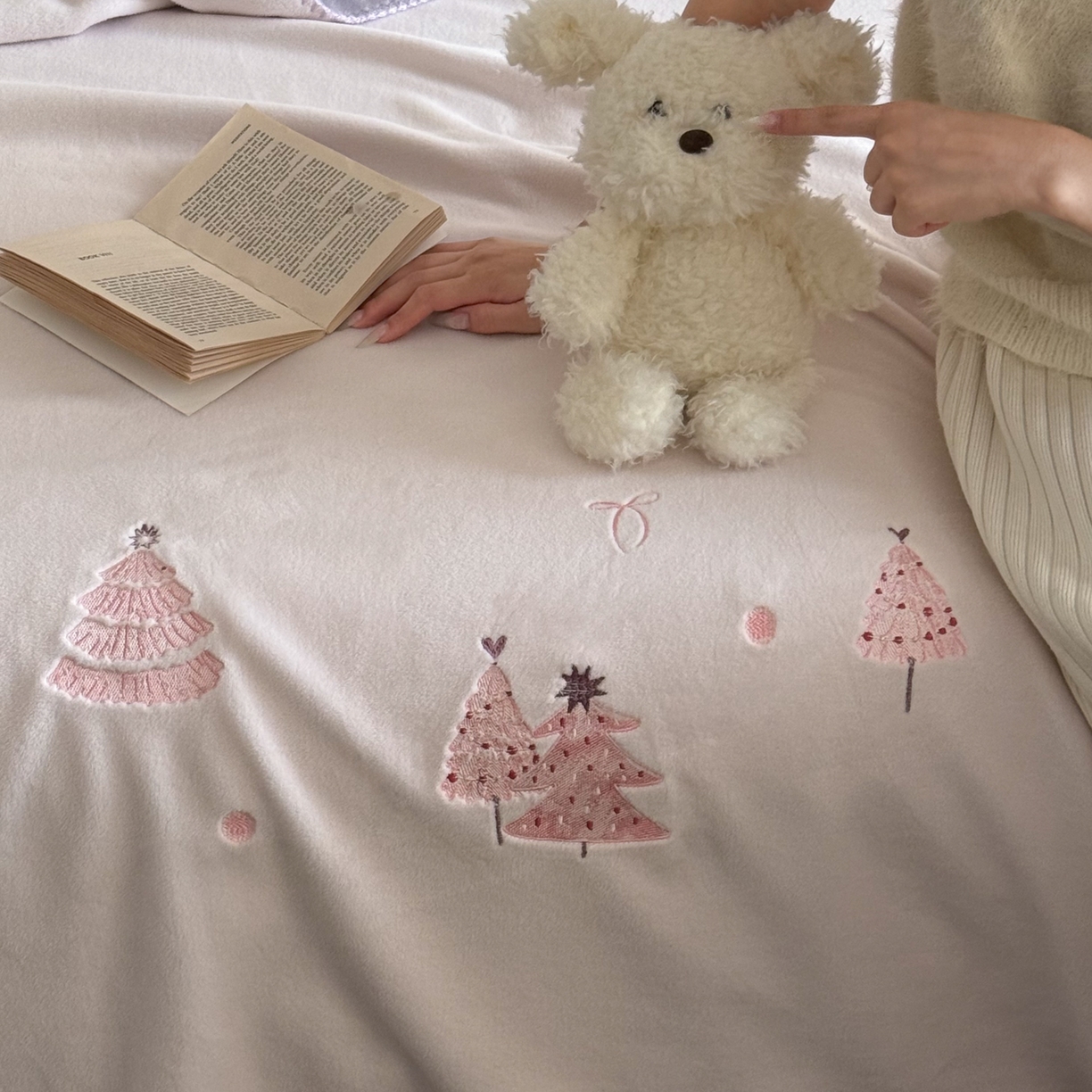 91家纺网 家纺一手货源 找家纺 云栖家居 2025新品双层加厚高克重消光沙发毯仿羊绒纯色刺绣盖毛毯毯子 圣诞小树-粉