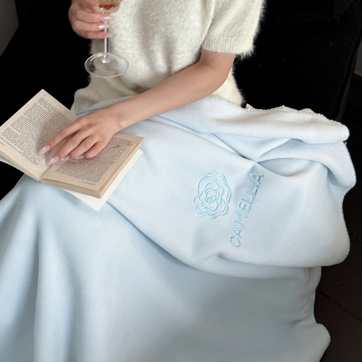 91家纺网 家纺一手货源 找家纺 云栖家居 2025新品双层加厚高克重消光沙发毯仿羊绒纯色刺绣盖毛毯毯子 山茶-蓝