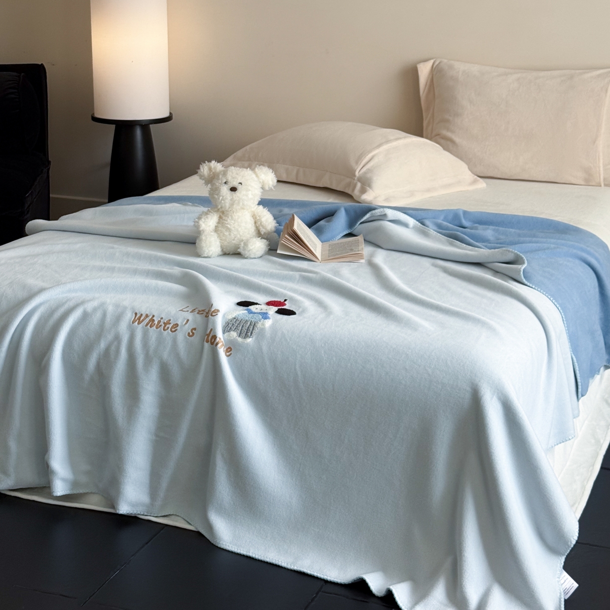 91家纺网 家纺一手货源 找家纺 云栖家居 2025新品双层加厚高克重消光沙发毯仿羊绒纯色刺绣盖毛毯毯子 小狗查理-蓝