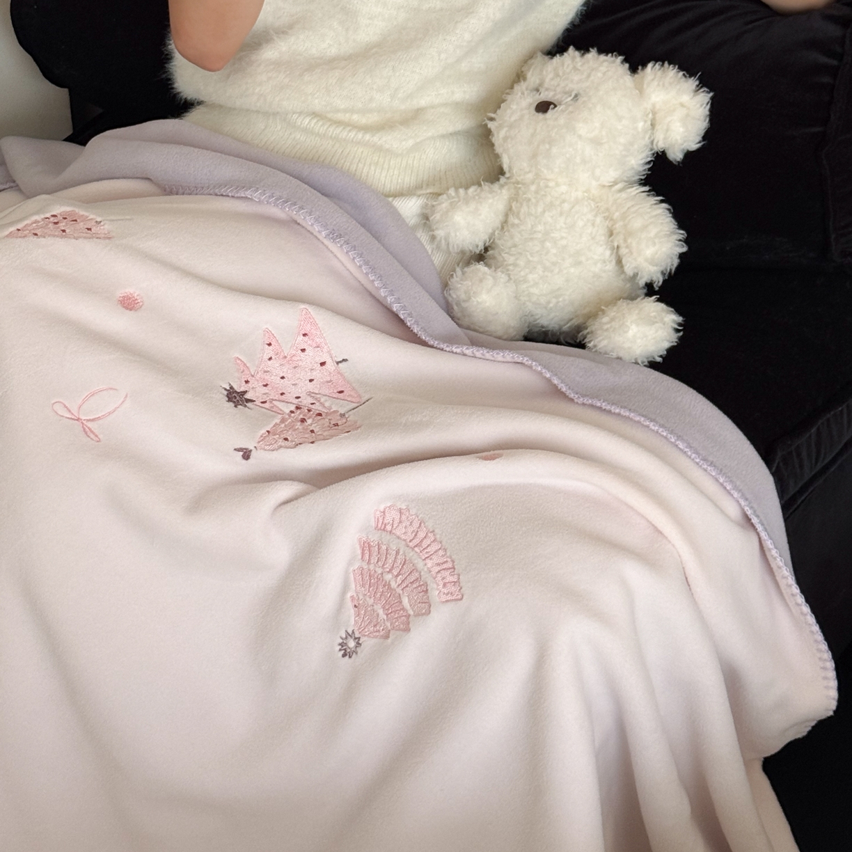 91家纺网 家纺一手货源 找家纺 云栖家居 2025新品双层加厚高克重消光沙发毯仿羊绒纯色刺绣盖毛毯毯子 圣诞小树-粉