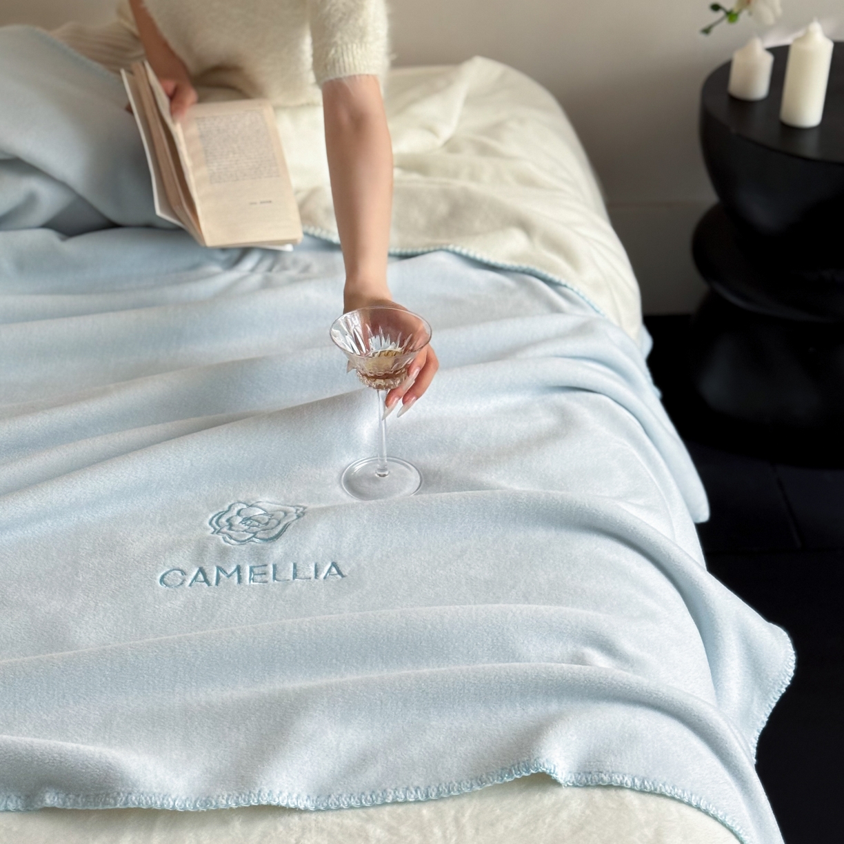 91家纺网 家纺一手货源 找家纺 云栖家居 2025新品双层加厚高克重消光沙发毯仿羊绒纯色刺绣盖毛毯毯子 山茶-蓝