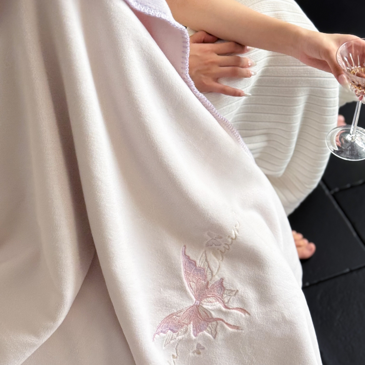 91家纺网 家纺一手货源 找家纺 云栖家居 2025新品双层加厚高克重消光沙发毯仿羊绒纯色刺绣盖毛毯毯子 甜心蝴蝶结-紫