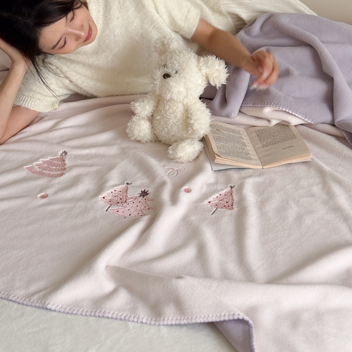 91家纺网 家纺一手货源 找家纺 云栖家居 2025新品双层加厚高克重消光沙发毯仿羊绒纯色刺绣盖毛毯毯子 圣诞小树-粉