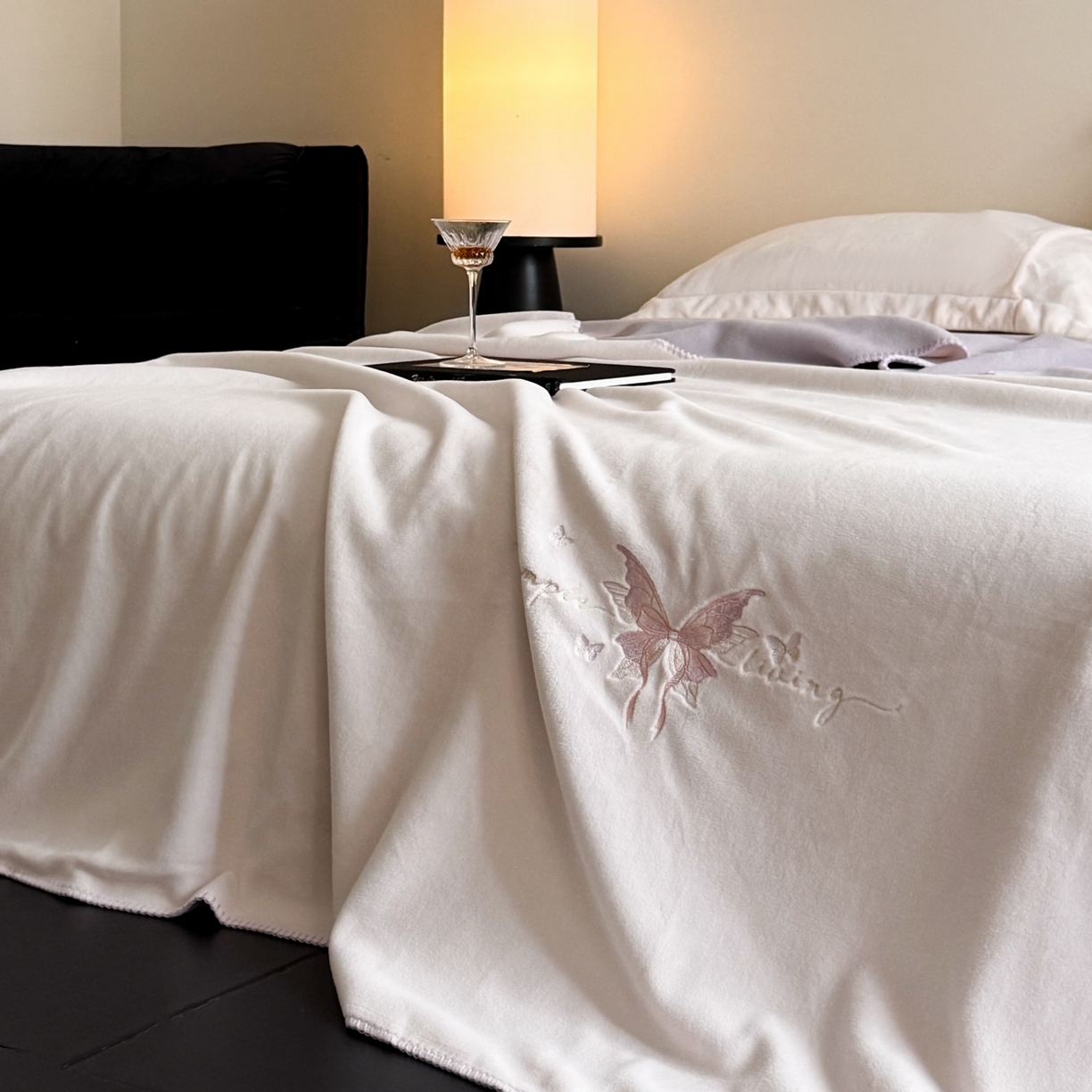 91家纺网 家纺一手货源 找家纺 云栖家居 2025新品双层加厚高克重消光沙发毯仿羊绒纯色刺绣盖毛毯毯子 甜心蝴蝶结-紫