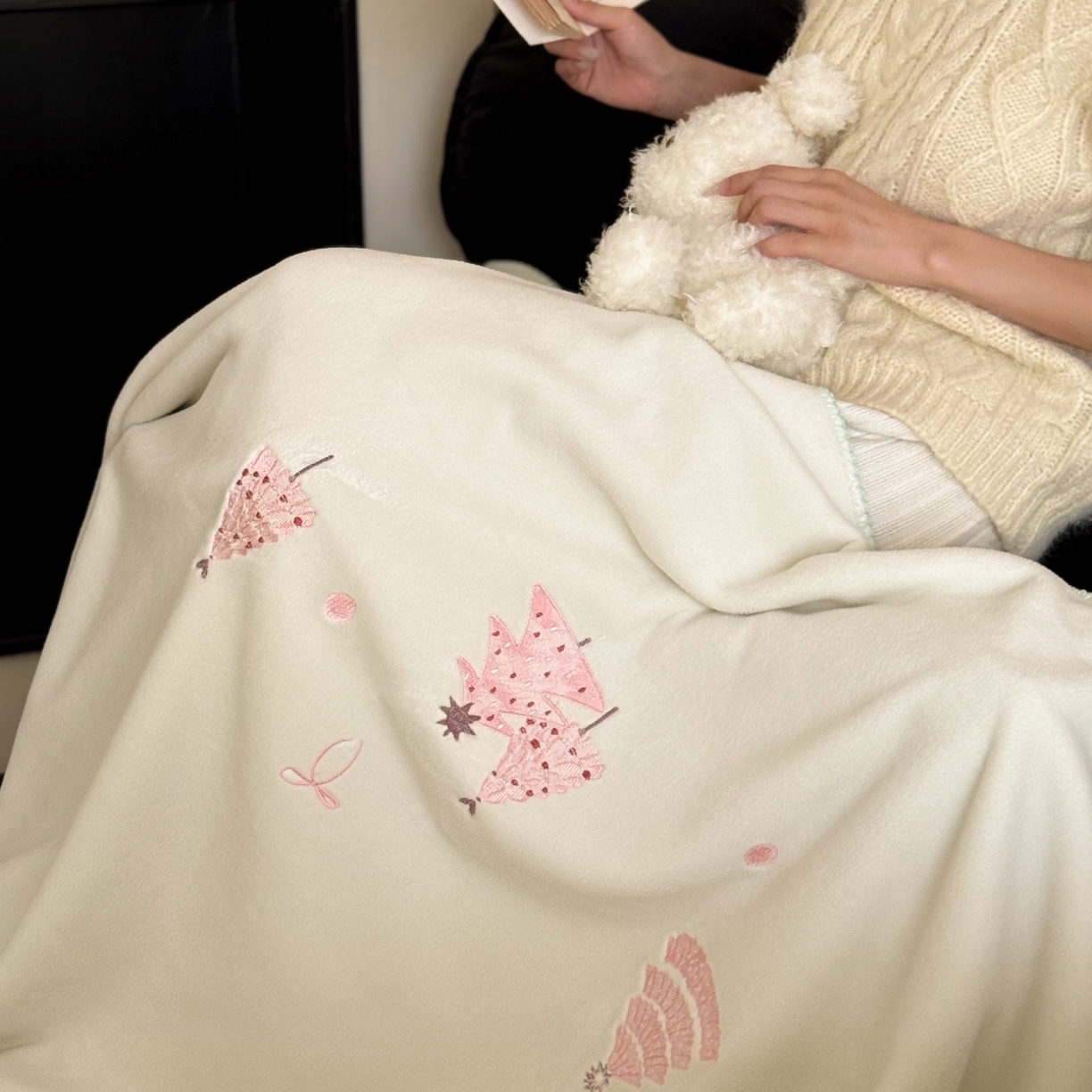 91家纺网 家纺一手货源 找家纺 云栖家居 2025新品双层加厚高克重消光沙发毯仿羊绒纯色刺绣盖毛毯毯子 圣诞小树-绿