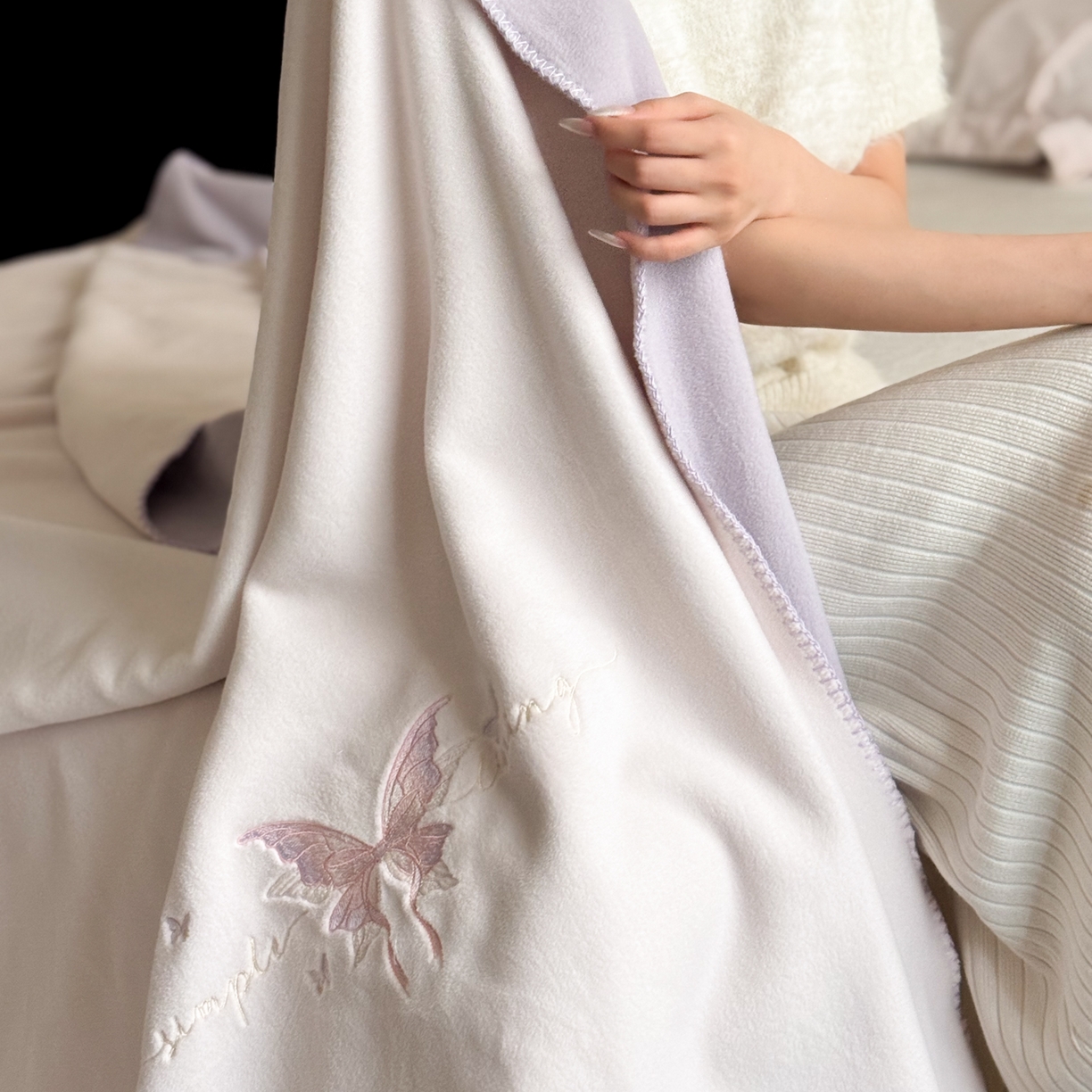 91家纺网 家纺一手货源 找家纺 云栖家居 2025新品双层加厚高克重消光沙发毯仿羊绒纯色刺绣盖毛毯毯子 甜心蝴蝶结-紫