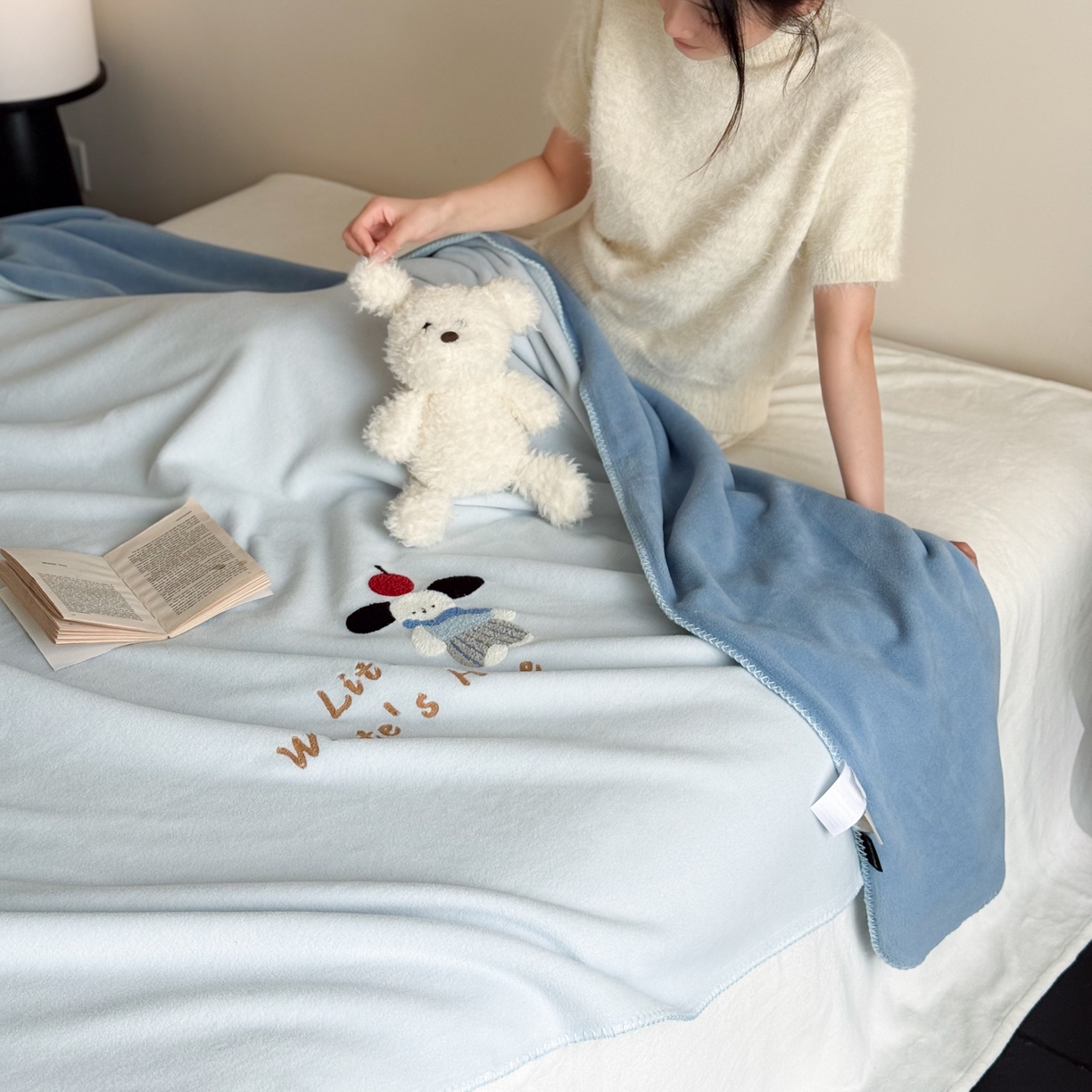 91家纺网 家纺一手货源 找家纺 云栖家居 2025新品双层加厚高克重消光沙发毯仿羊绒纯色刺绣盖毛毯毯子 小狗查理-蓝