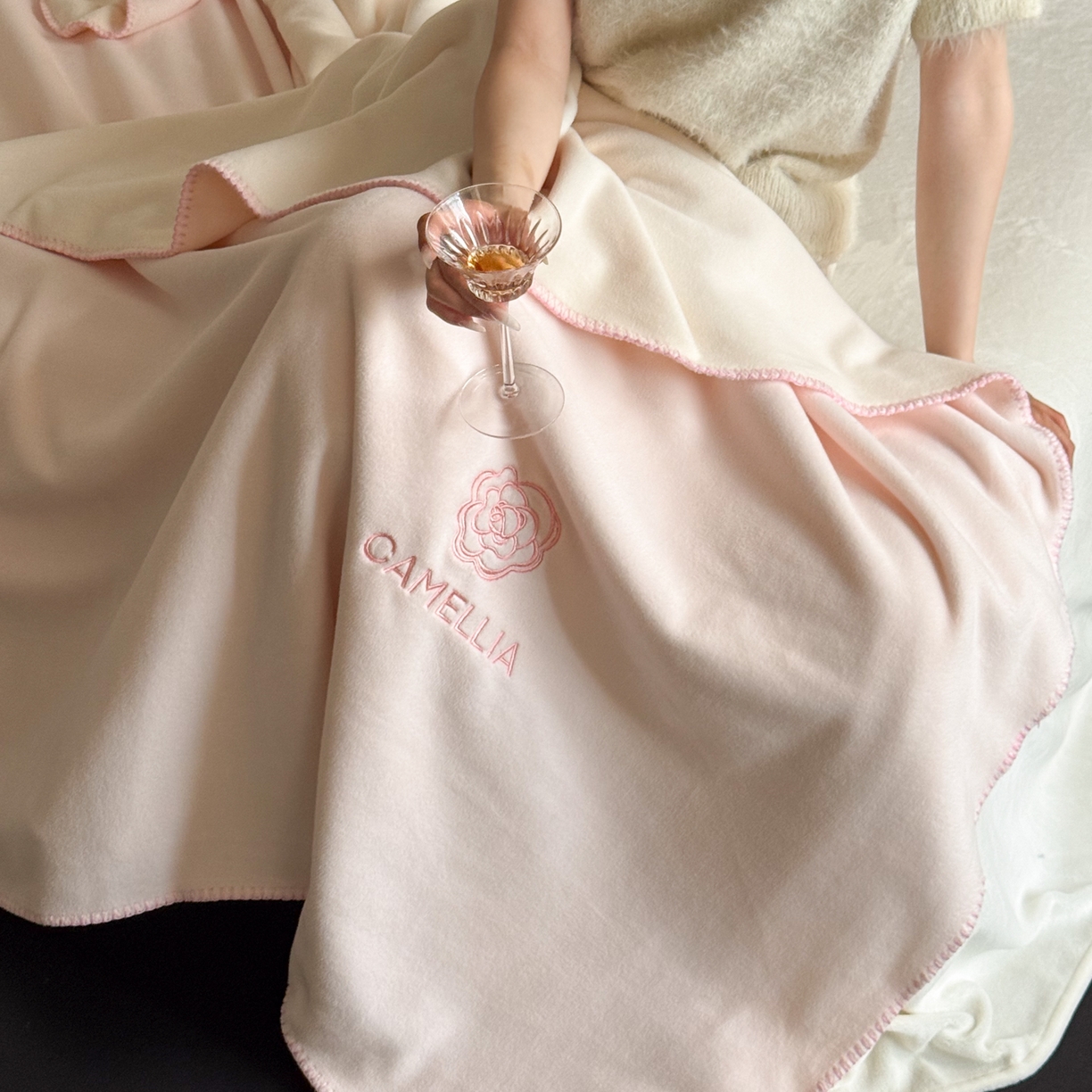 91家纺网 家纺一手货源 找家纺 云栖家居 2025新品双层加厚高克重消光沙发毯仿羊绒纯色刺绣盖毛毯毯子 山茶-粉