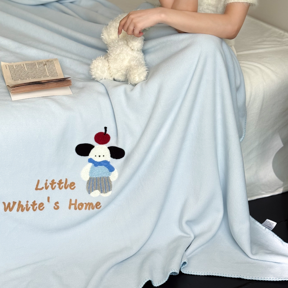 91家纺网 家纺一手货源 找家纺 云栖家居 2025新品双层加厚高克重消光沙发毯仿羊绒纯色刺绣盖毛毯毯子 小狗查理-蓝