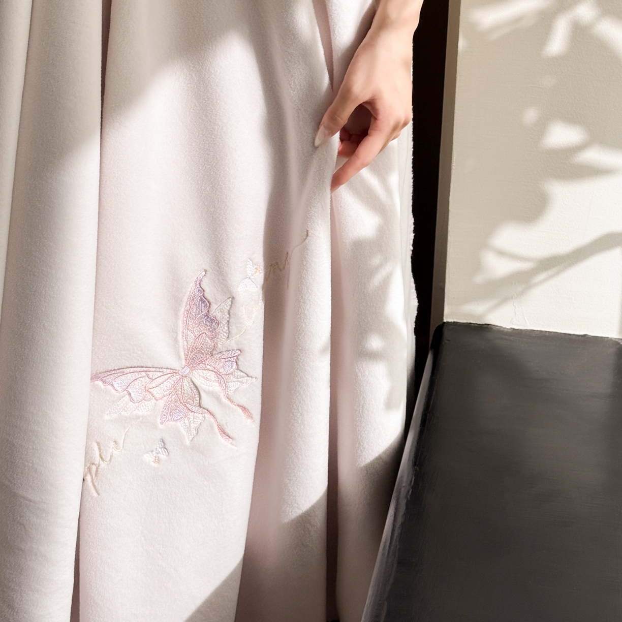 91家纺网 家纺一手货源 找家纺 云栖家居 2025新品双层加厚高克重消光沙发毯仿羊绒纯色刺绣盖毛毯毯子 甜心蝴蝶结-紫