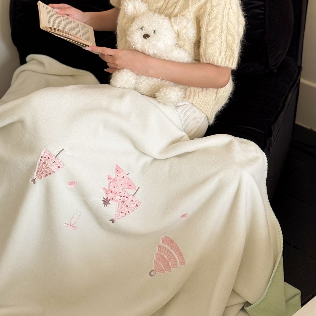 91家纺网 家纺一手货源 找家纺 云栖家居 2025新品双层加厚高克重消光沙发毯仿羊绒纯色刺绣盖毛毯毯子 圣诞小树-绿