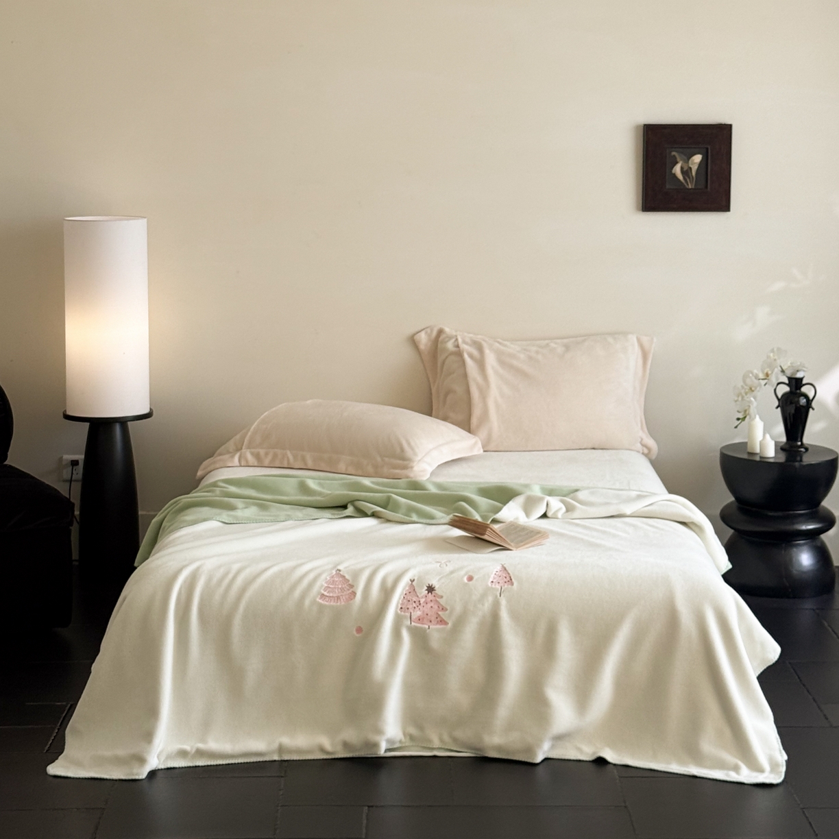 91家纺网 家纺一手货源 找家纺 云栖家居 2025新品双层加厚高克重消光沙发毯仿羊绒纯色刺绣盖毛毯毯子 圣诞小树-绿