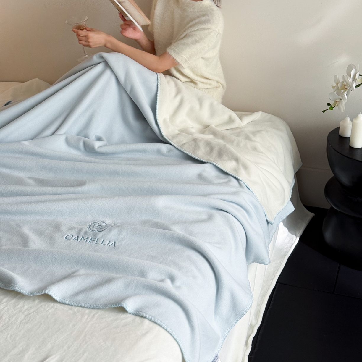 91家纺网 家纺一手货源 找家纺 云栖家居 2025新品双层加厚高克重消光沙发毯仿羊绒纯色刺绣盖毛毯毯子 山茶-蓝