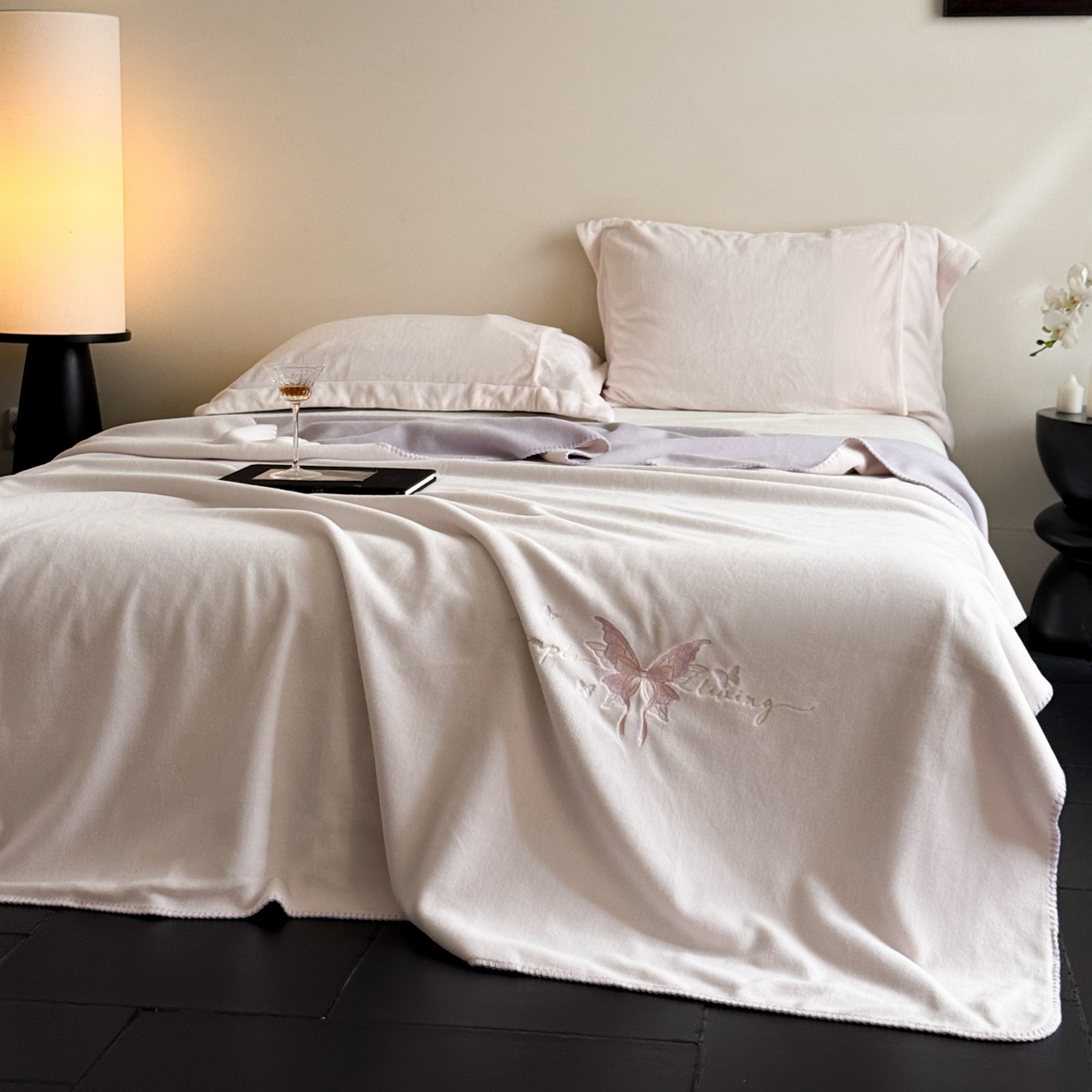 91家纺网 家纺一手货源 找家纺 云栖家居 2025新品双层加厚高克重消光沙发毯仿羊绒纯色刺绣盖毛毯毯子 甜心蝴蝶结-紫