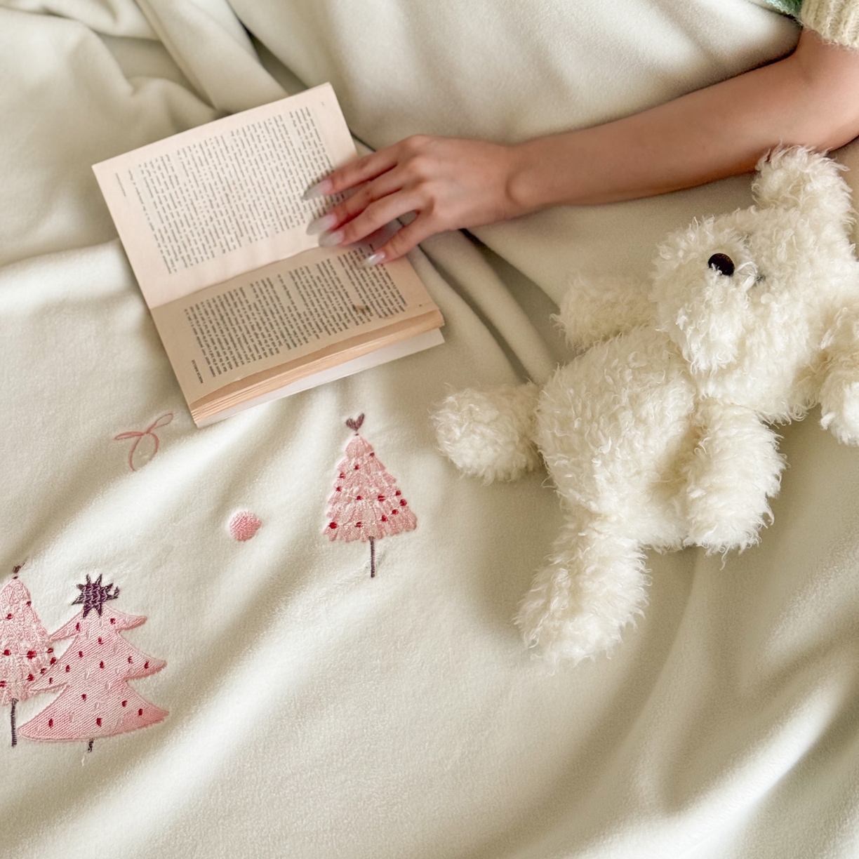 91家纺网 家纺一手货源 找家纺 云栖家居 2025新品双层加厚高克重消光沙发毯仿羊绒纯色刺绣盖毛毯毯子 圣诞小树-绿