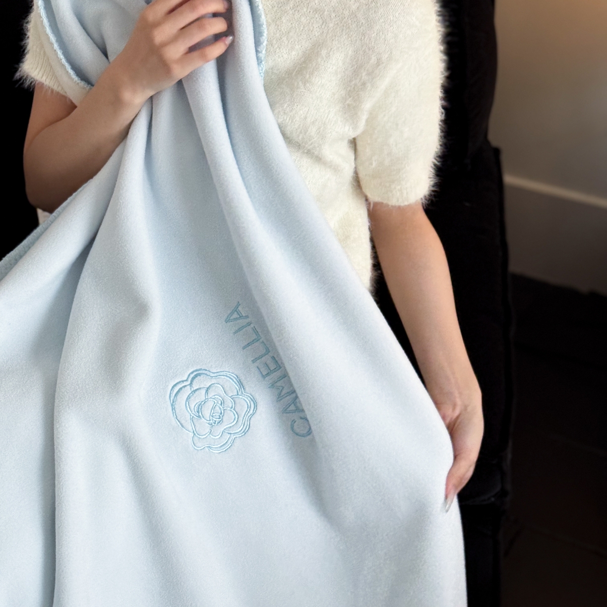 91家纺网 家纺一手货源 找家纺 云栖家居 2025新品双层加厚高克重消光沙发毯仿羊绒纯色刺绣盖毛毯毯子 山茶-蓝