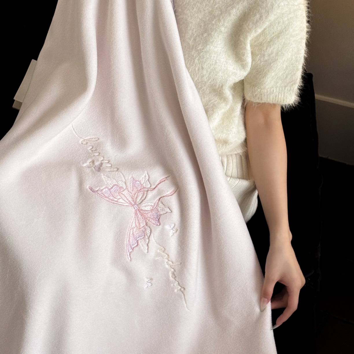 91家纺网 家纺一手货源 找家纺 云栖家居 2025新品双层加厚高克重消光沙发毯仿羊绒纯色刺绣盖毛毯毯子 甜心蝴蝶结-紫