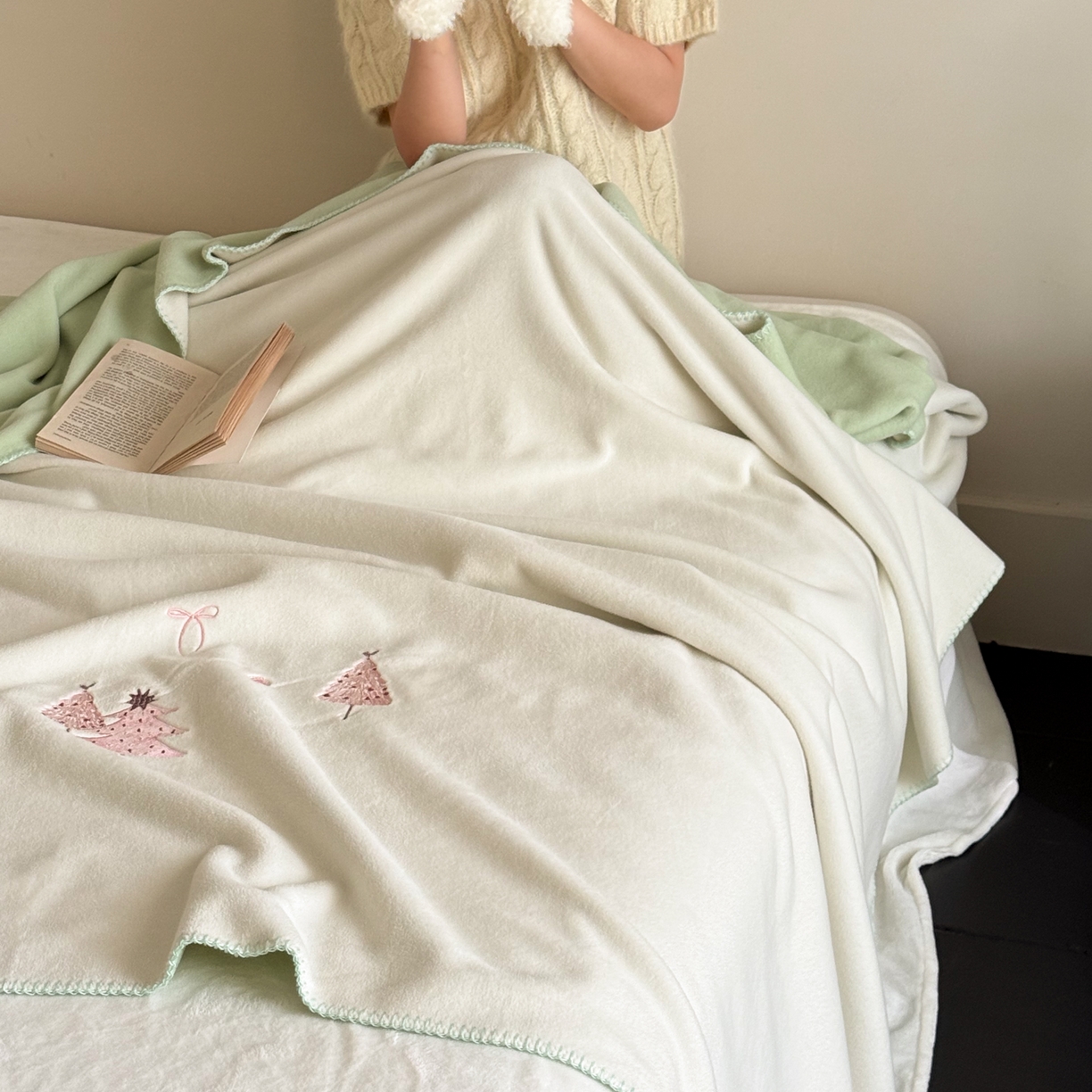 91家纺网 家纺一手货源 找家纺 云栖家居 2025新品双层加厚高克重消光沙发毯仿羊绒纯色刺绣盖毛毯毯子 圣诞小树-绿