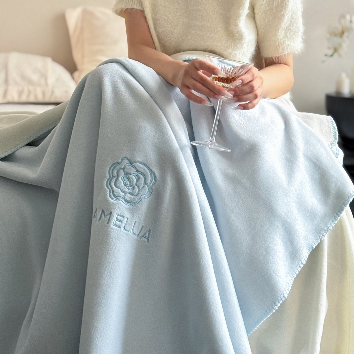 91家纺网 家纺一手货源 找家纺 云栖家居 2025新品双层加厚高克重消光沙发毯仿羊绒纯色刺绣盖毛毯毯子 山茶-蓝