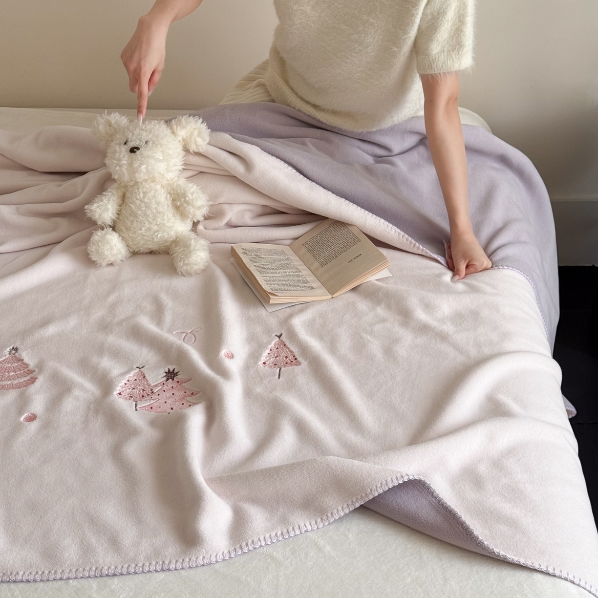 91家纺网 家纺一手货源 找家纺 云栖家居 2025新品双层加厚高克重消光沙发毯仿羊绒纯色刺绣盖毛毯毯子 圣诞小树-粉