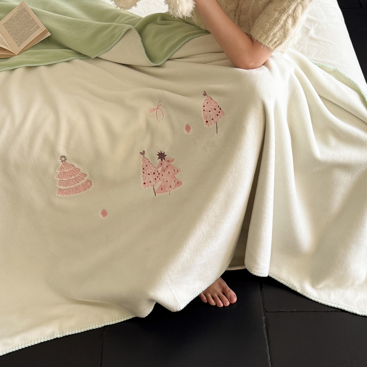 91家纺网 家纺一手货源 找家纺 云栖家居 2025新品双层加厚高克重消光沙发毯仿羊绒纯色刺绣盖毛毯毯子 圣诞小树-绿