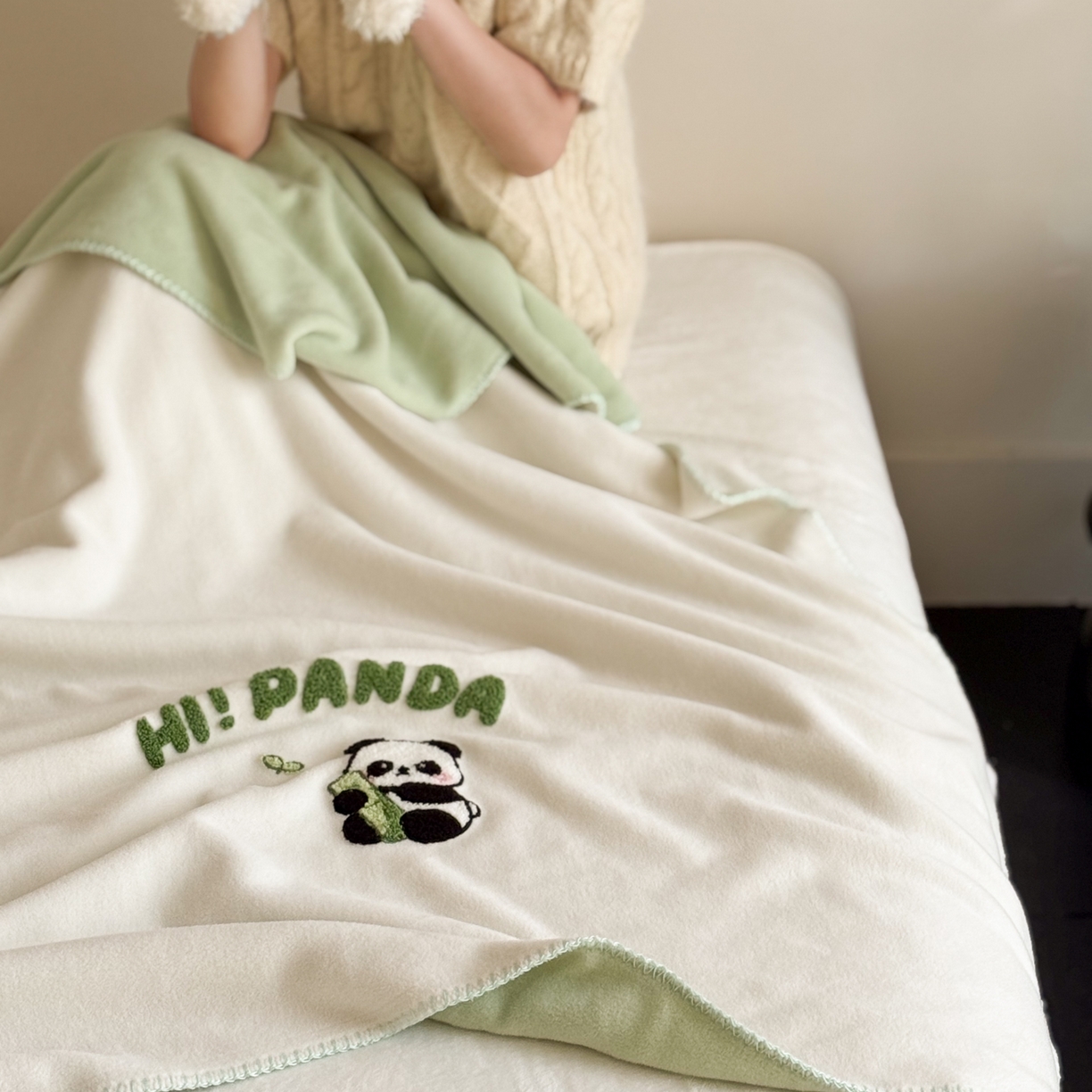 91家纺网 家纺一手货源 找家纺 云栖家居 2025新品双层加厚高克重消光沙发毯仿羊绒纯色刺绣盖毛毯毯子 小熊猫-绿