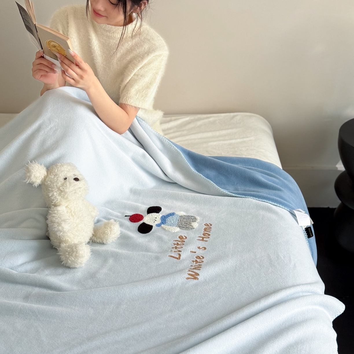 91家纺网 家纺一手货源 找家纺 云栖家居 2025新品双层加厚高克重消光沙发毯仿羊绒纯色刺绣盖毛毯毯子 小狗查理-蓝