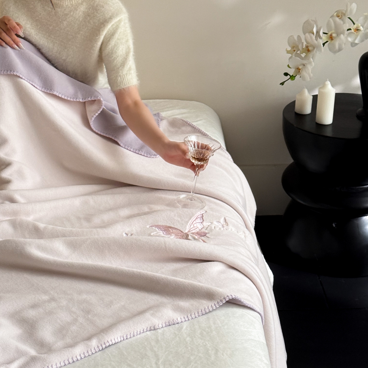 91家纺网 家纺一手货源 找家纺 云栖家居 2025新品双层加厚高克重消光沙发毯仿羊绒纯色刺绣盖毛毯毯子 甜心蝴蝶结-紫