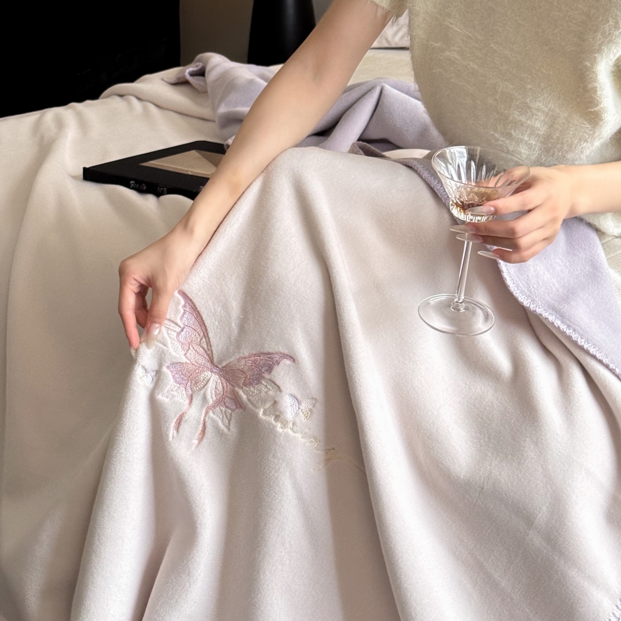 91家纺网 家纺一手货源 找家纺 云栖家居 2025新品双层加厚高克重消光沙发毯仿羊绒纯色刺绣盖毛毯毯子 甜心蝴蝶结-紫