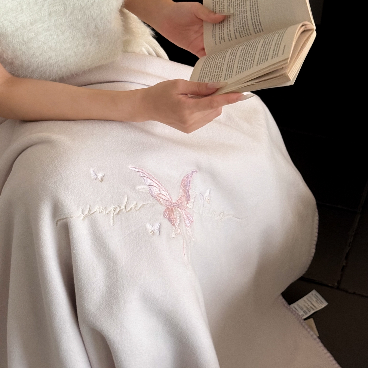 91家纺网 家纺一手货源 找家纺 云栖家居 2025新品双层加厚高克重消光沙发毯仿羊绒纯色刺绣盖毛毯毯子 甜心蝴蝶结-紫