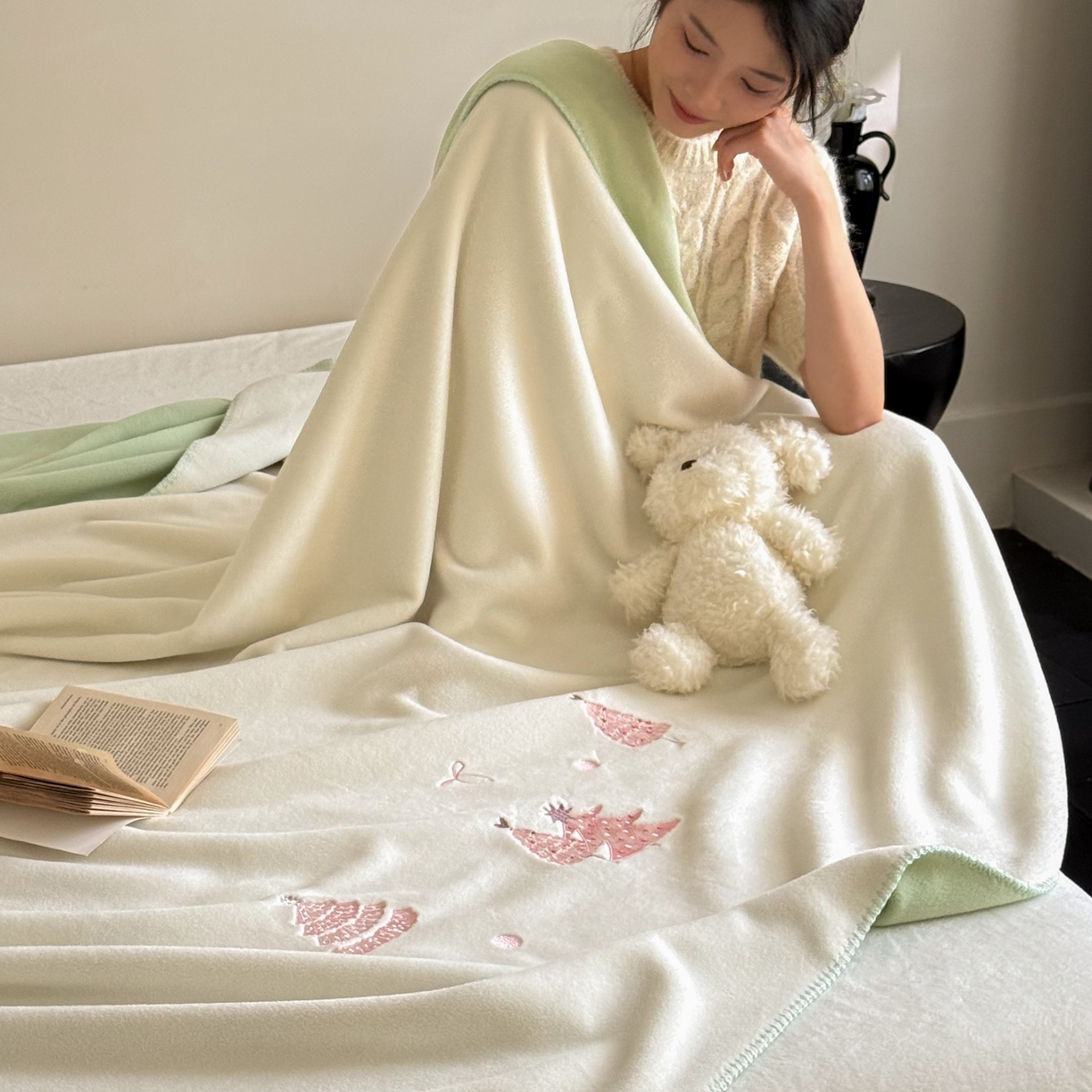 91家纺网 家纺一手货源 找家纺 云栖家居 2025新品双层加厚高克重消光沙发毯仿羊绒纯色刺绣盖毛毯毯子 圣诞小树-绿