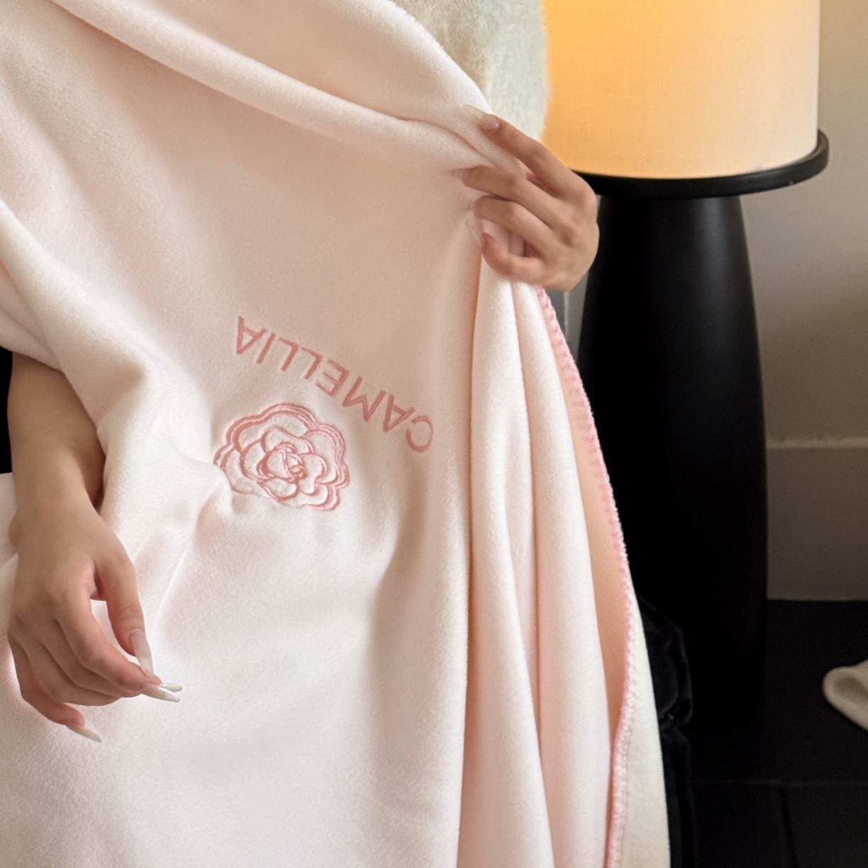 91家纺网 家纺一手货源 找家纺 云栖家居 2025新品双层加厚高克重消光沙发毯仿羊绒纯色刺绣盖毛毯毯子 山茶-粉