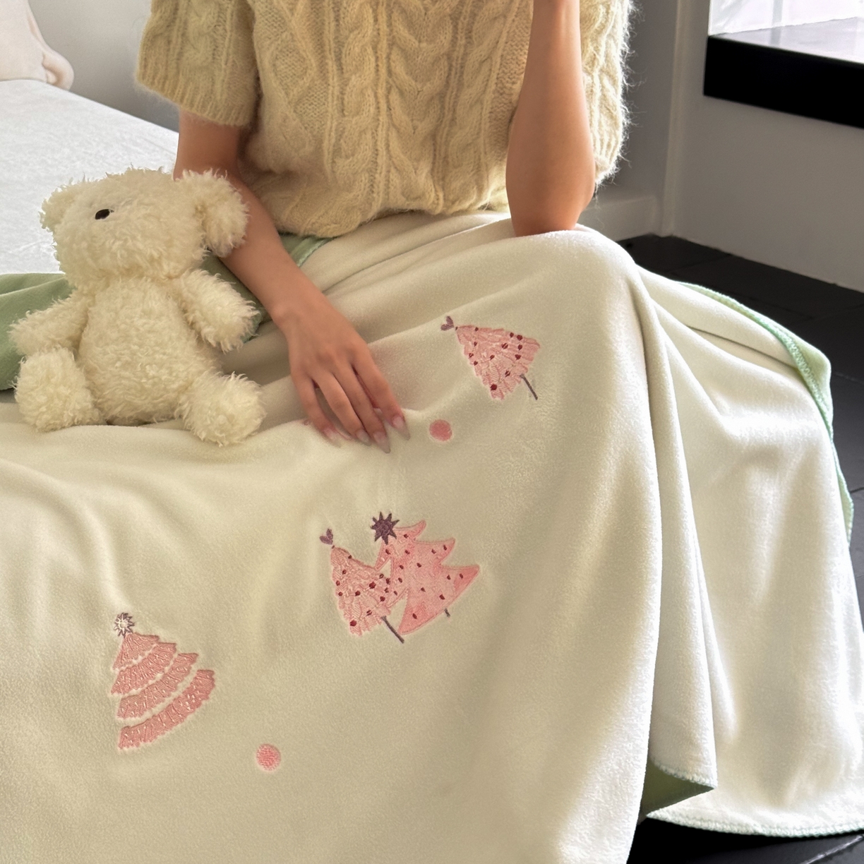 91家纺网 家纺一手货源 找家纺 云栖家居 2025新品双层加厚高克重消光沙发毯仿羊绒纯色刺绣盖毛毯毯子 圣诞小树-绿